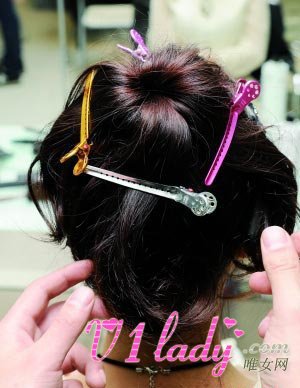 女人头发多适合什么发型(花苞头的扎法步骤图解)