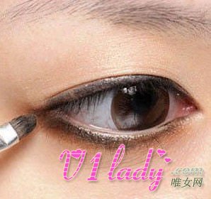 烟熏眼妆怎么化出清纯造型